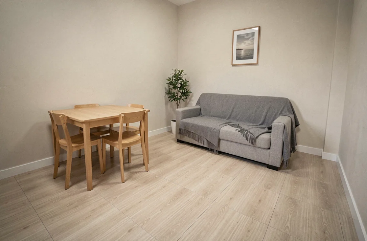 Appartement meublé avec sol en linoleum beige imitation bois pour location budget
